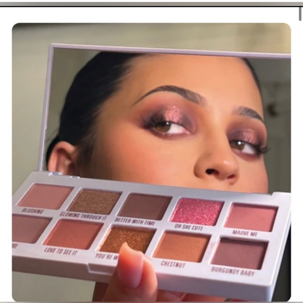 Kylie Jenner - The Mauve Eyeshadow Palette 10 Highly Pigment Shades in 2 Finishe - Picture 2 of 3